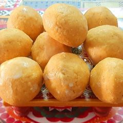 A picture of Besan ladoo.