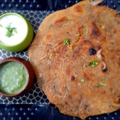 A picture of Stuffed Onion masala paratha.