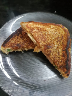 மொரு மொறு காய்கறி சாண்ட்விச் (Kaaikari sandwich recipe in tamil) செய்முறை முக்கிய புகைப்படம்