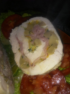 Una foto de Arrollado de pollo y champiñones