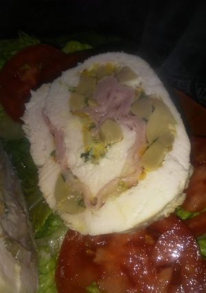 Una foto de Arrollado de pollo y champiñones