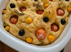Una foto de FOCACCIA🌿🍅Con Uchuvas🫒 y Más...!