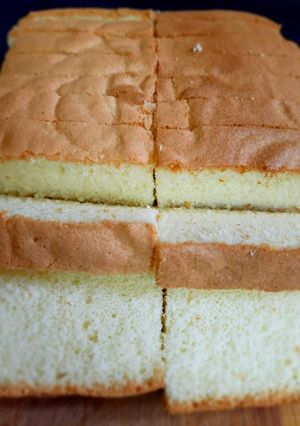 A picture of 3 ingredients sponge cake.