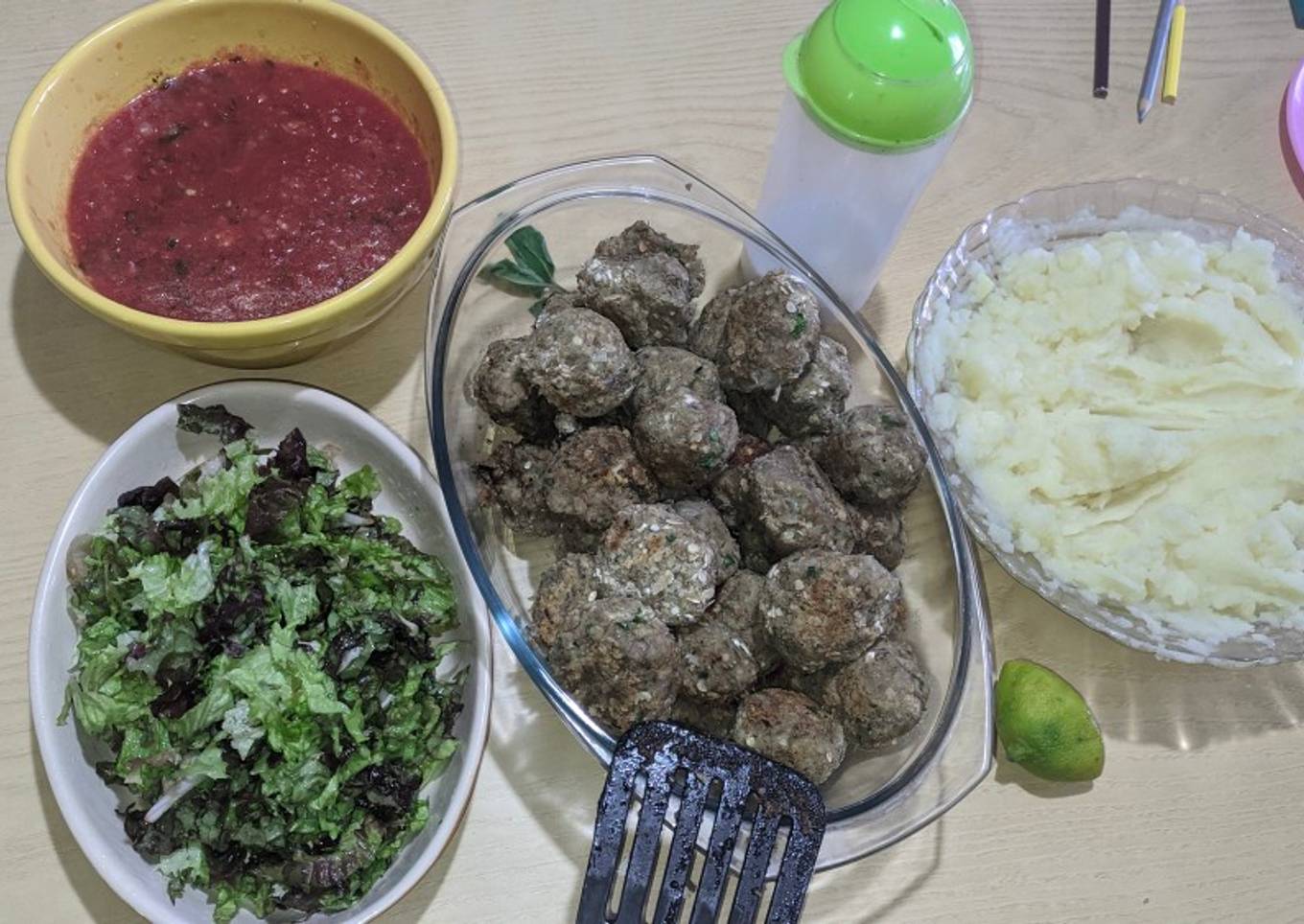 Albóndigas de lentejas con tuco y puré