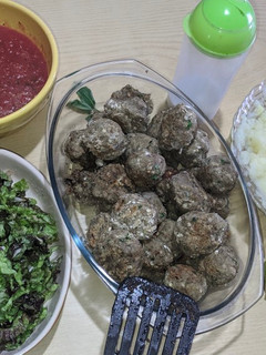 Una foto de Albóndigas de lentejas con tuco y puré