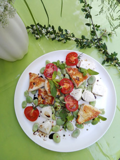 Una foto de Ensalada de habas frescas con pollo asado