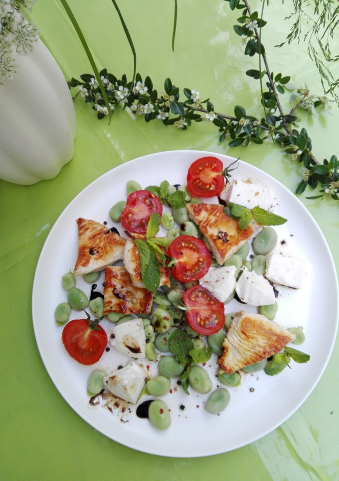 Una foto de Ensalada de habas frescas con pollo asado