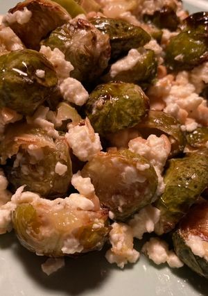 Una foto de Coles de Bruselas asadas con mantequilla de ajo