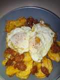 Huevos Rotos con Papas y Chorizo