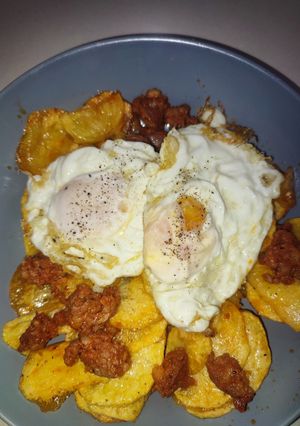 Una foto de Huevos Rotos con Papas y Chorizo
