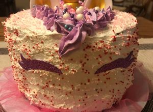 Una foto de Torta unicornio con corazón de m&m... una sorpresa genial cuando la cortas!!