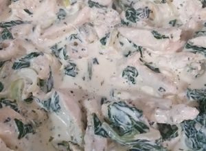 Una foto de Salsa de crema con acelga y pollo.💖