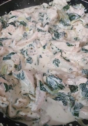 Una foto de Salsa de crema con acelga y pollo.💖