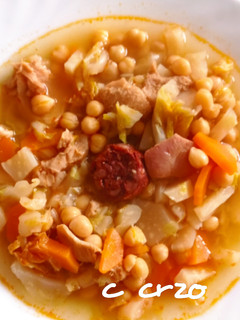 Una foto de Garbanzos con berza y callos