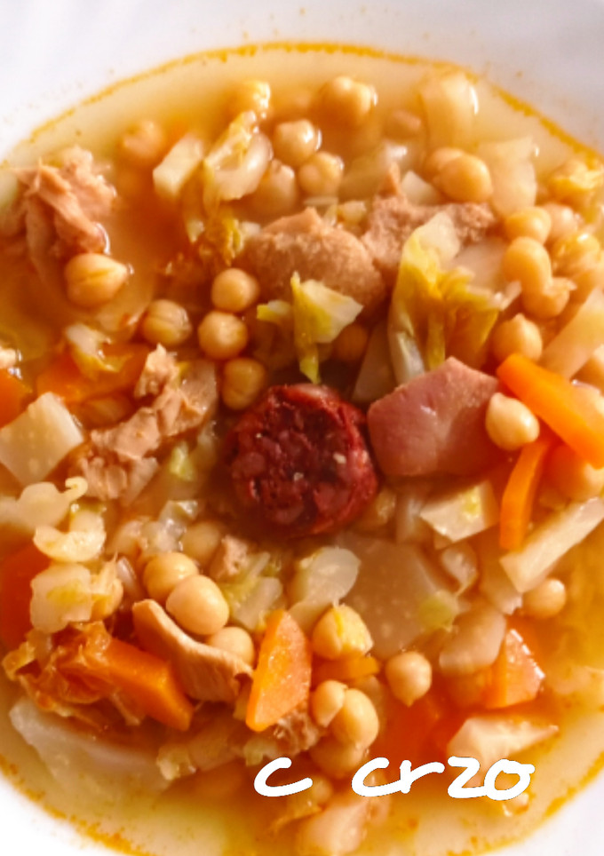 Una foto de Garbanzos con berza y callos