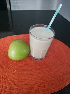 Una foto de Batido de avena y 🍏🍏