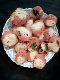 मिनी पिंक इडली (mini pink idli recipe in Hindi) रेसिपी मुख्य फोटो