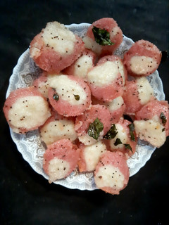 मिनी पिंक इडली (mini pink idli recipe in Hindi) रेसिपी मुख्य फोटो