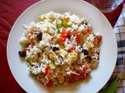 Una foto de ensalada de arroz con pasas