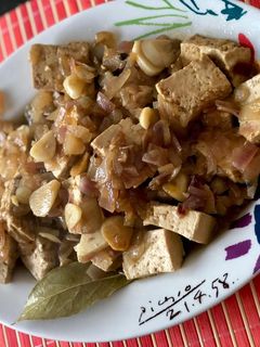 Una foto de Tofu encebollado a la cerveza tostada vegano🌱vegetariana
