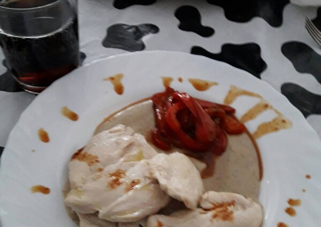 Filetes de pollo con crema de champiñones y pimientos rojos