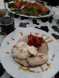 Una foto de Filetes de pollo con crema de champiñones y pimientos rojos