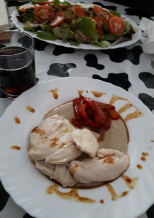 Una foto de Filetes de pollo con crema de champiñones y pimientos rojos