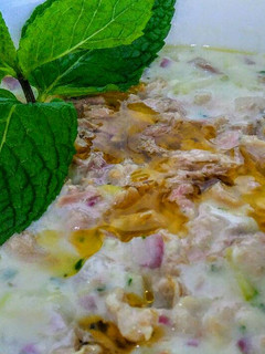 Una foto de Atún en salsa de yogurt con pepinos!