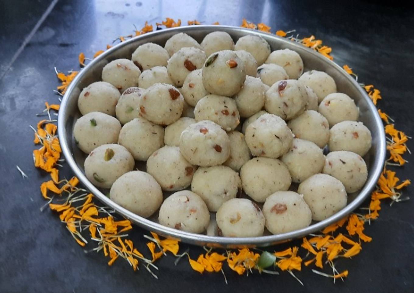 Rava dry coconut ladoo(bina pakachey rava ladoo)