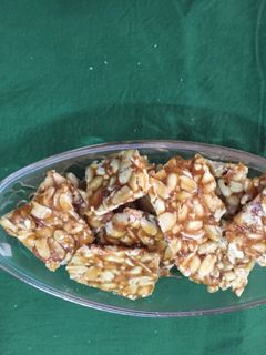 શીંગ ની ચીક્કી (Sing Chikki Recipe In Gujarati) રેસીપી મુખ્ય ફોટો
