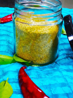 கருவேப்பிலை பொடி (Karuveppilai podi recipe in tamil) செய்முறை முக்கிய புகைப்படம்