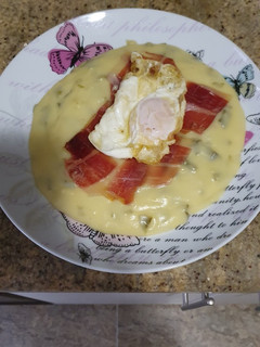 Una foto de Puré de patatas con jamón y huevo