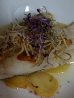 Una foto de Bacalao confitado con crujiente de gula