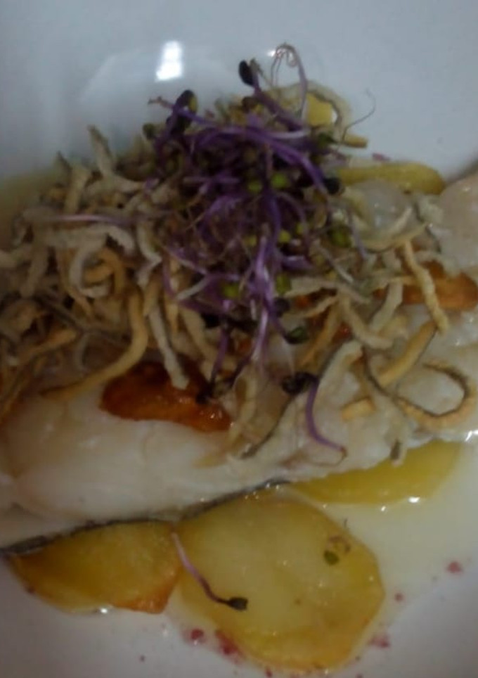Una foto de Bacalao confitado con crujiente de gula