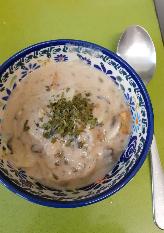 Una foto de Sopa de verduras con crema de anacardos y un toque de mar