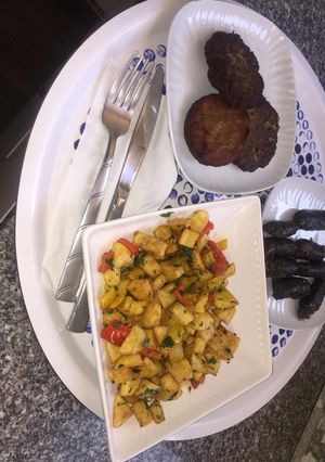 A picture of Potato salad and kofta.