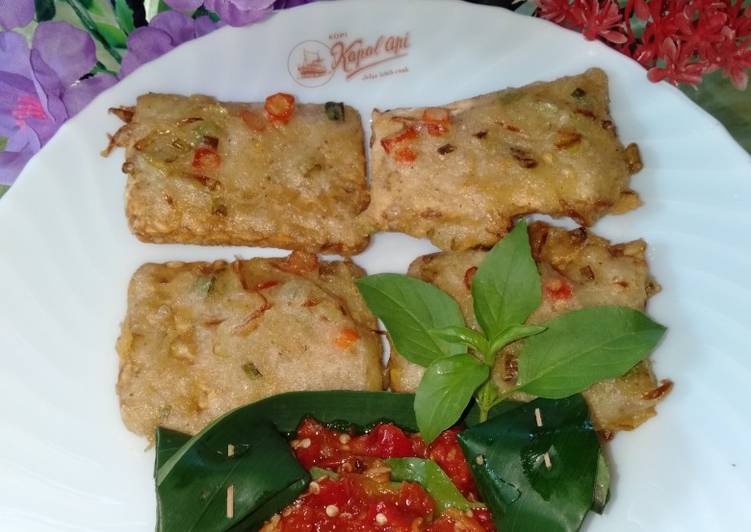 Bagaimana Menyiapkan Tempe goreng campur daun bawang Anti Gagal