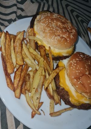 Una foto de Hamburguesas con fritas