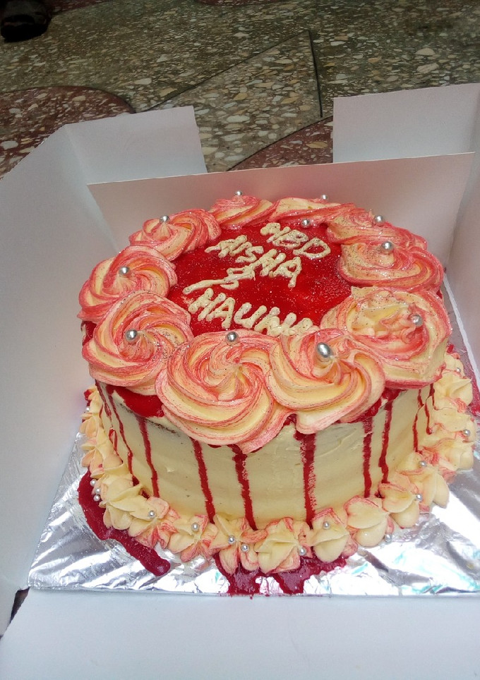 A picture of Buttercream frosting.