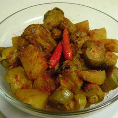 A picture of Aloo Potoler Dalna (Parwal / Pointed Gourd Curry - Bengali Style).