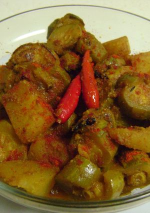 A picture of Aloo Potoler Dalna (Parwal / Pointed Gourd Curry - Bengali Style).