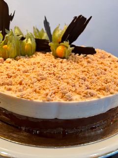 Una foto de Tarta de turrón y chocolate