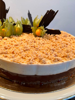 Una foto de Tarta de turrón y chocolate
