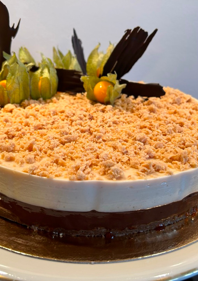 Una foto de Tarta de turrón y chocolate