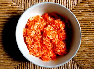 Una foto de Arroz con pollo y tomate (VERSIÓN ECONÓMICA)