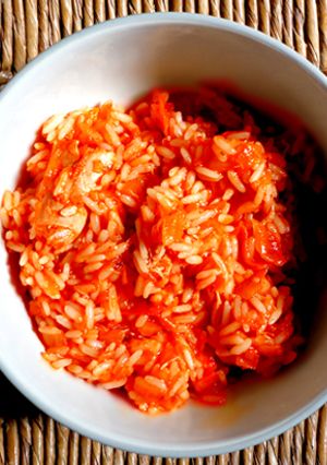 Una foto de Arroz con pollo y tomate (VERSIÓN ECONÓMICA)