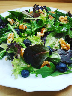 Una foto de Ensalada detox con arándanos y nueces