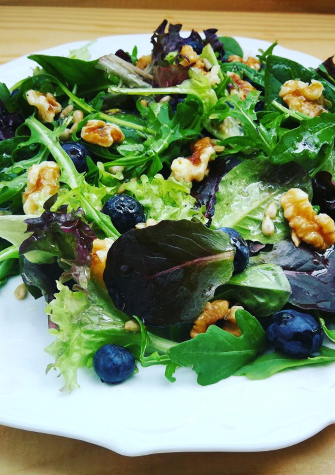 Una foto de Ensalada detox con arándanos y nueces