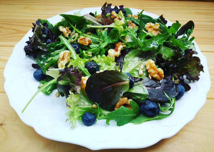 Ensalada detox con arándanos y nueces