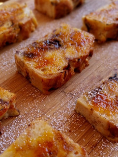 Una foto de Pudding caramelizado de croissants